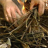 Trasa.Ru - После возникновения пламени положите сверток в приготовленное костровище