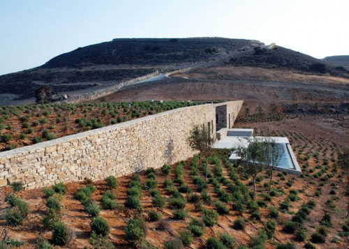 Подземный дом на Кикладских островах в Греции