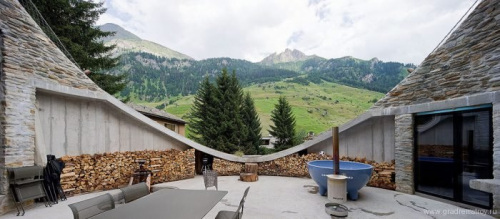 Швейцарский дом внутри холма