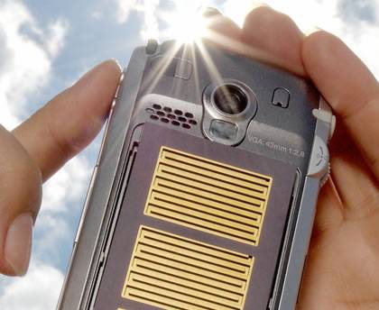 Зарядка аккумулятора мобильного телефона от солнца