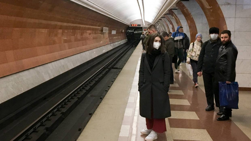 Видео с места гибели упавшего на рельсы в московском метро мужчины появилось в Сети