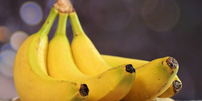 Не выбрасывайте банановую кожуру. Залейте ее водой