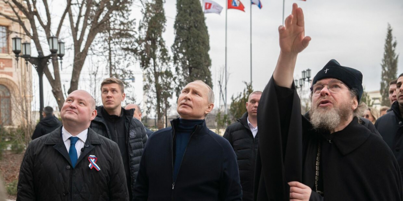 NYT: Путин объехал Мариуполь за рулем и зашел в гости к жителям