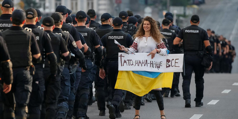 Politico: конфликт на Украине "продвигает" права представителей ЛГБТ в стране