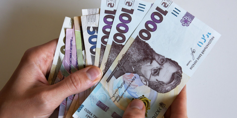 Вести.ua: тысячам украинцев заблокировали банковские счета
