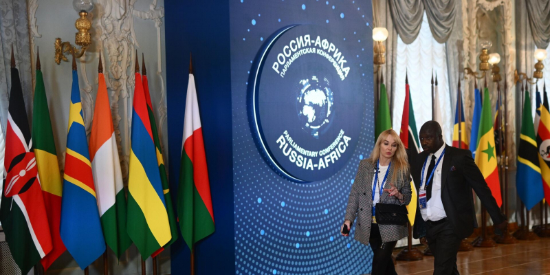 Россия приветствует "формирование нового мирового порядка" на фоне подготовки Путиным саммита с Африкой