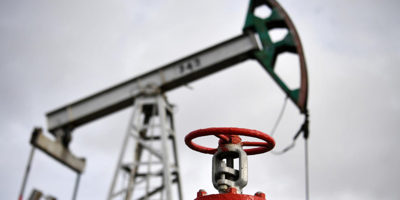 Еще больше российской нефти торгуется выше ценового потолка "Семерки" вопреки санкциям