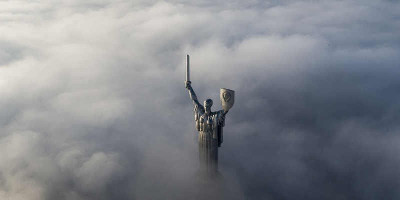 Украина демонтировала советский герб с монумента "Родина-мать" 