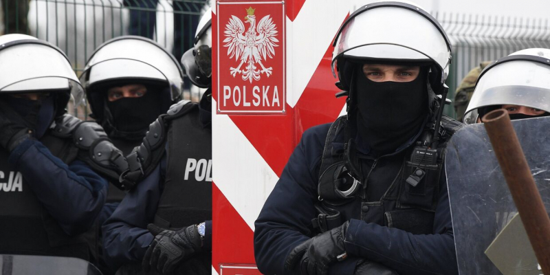 PR: Польша обвинила Минск в оснащении мигрантов инструментом для штурма границы 
