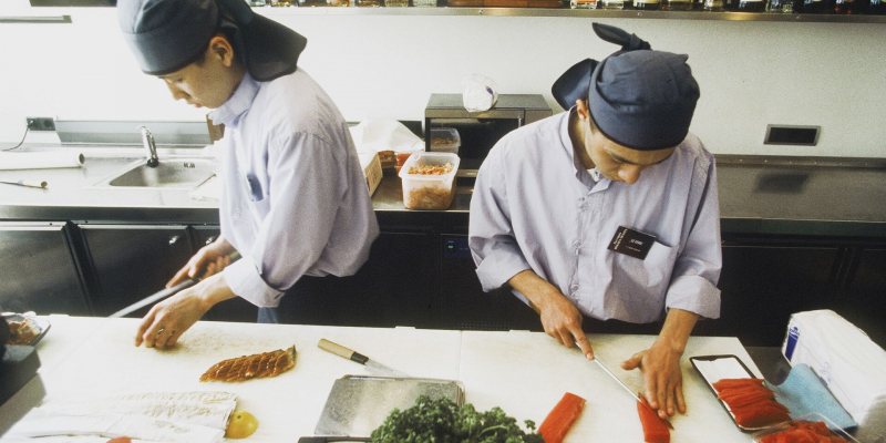 Guardian: граждане Японии вынуждены экономить на обедах