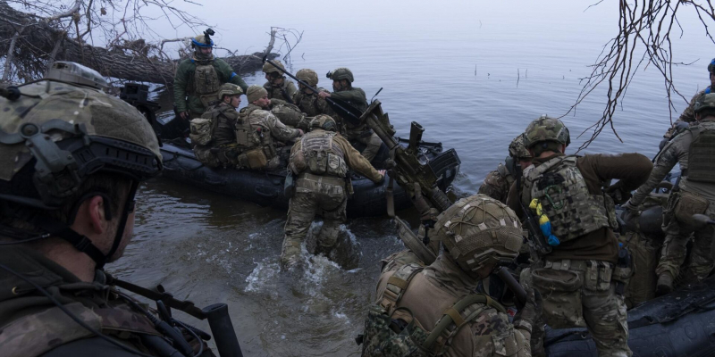 Боец ВСУ "Колючий": каждый рейс лодки в Крынки через Днепр был лотереей