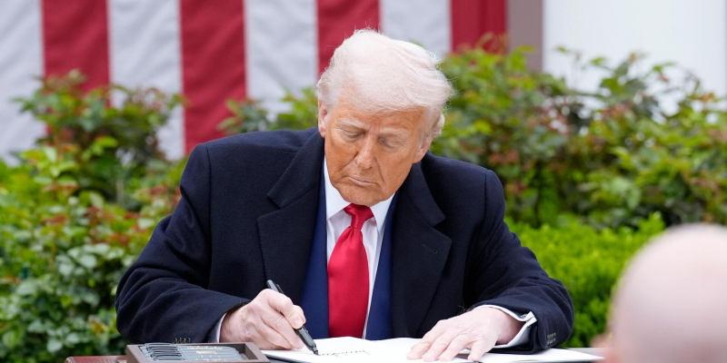 Handelsblatt: на мировых рынках началась паника после указов Трампа