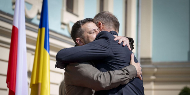 Польский депутат Якубяк: Украина и ее подлое правительство опасны для Польши